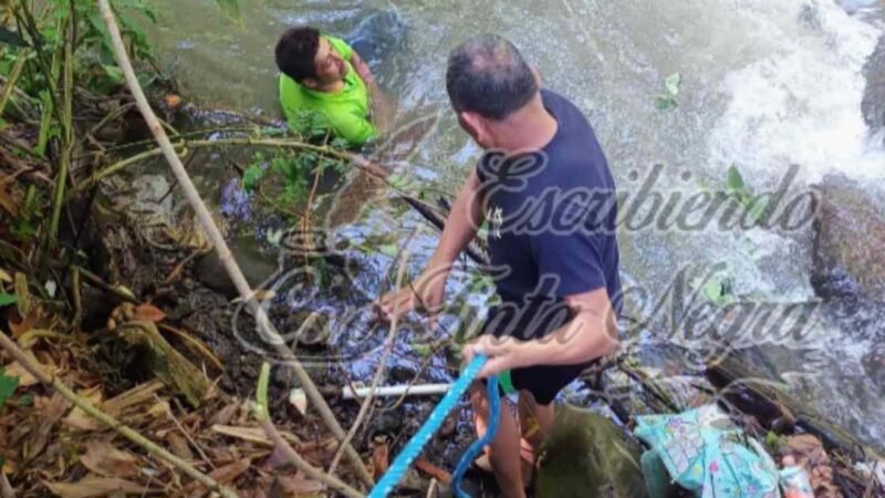 CAE HOMBRE A RÍO; LO RESCATA LA POLICÍA