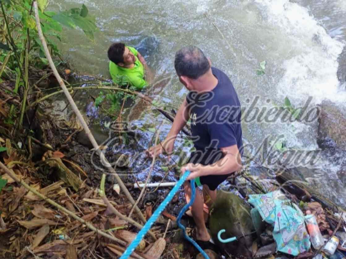CAE HOMBRE A RÍO; LO RESCATA LA POLICÍA