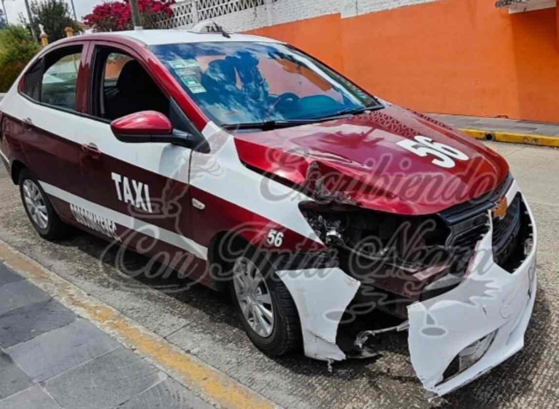 CHOCA TAXI DE ALPATLÁHUAC CONTRA POSTE