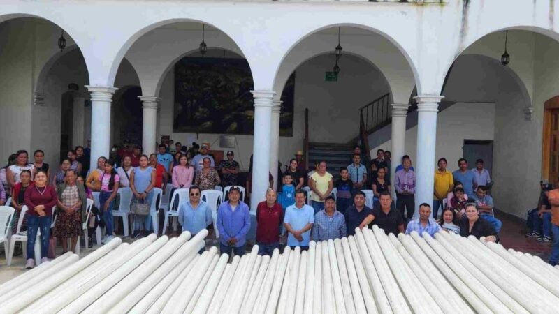 ENTREGA ALCALDE TUBERÍA PARA RED DE AGUA DE CAPULAPA