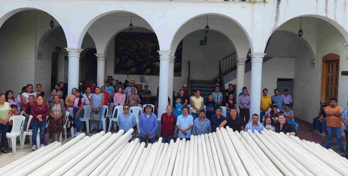 ENTREGA ALCALDE TUBERÍA PARA RED DE AGUA DE CAPULAPA