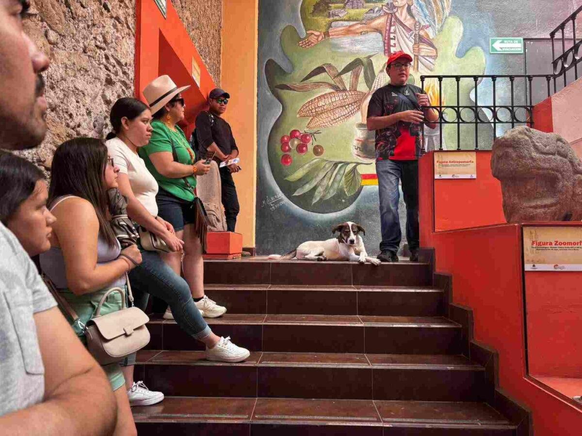 SE CAPACITAN GUÍAS DE TURISTAS