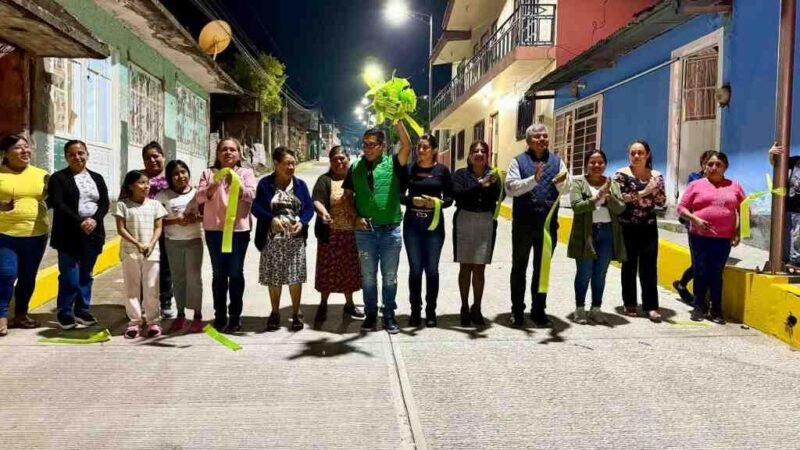 INAUGURA ERNESTO RUIZ PAVIMENTACIÓN EN TLACAMA