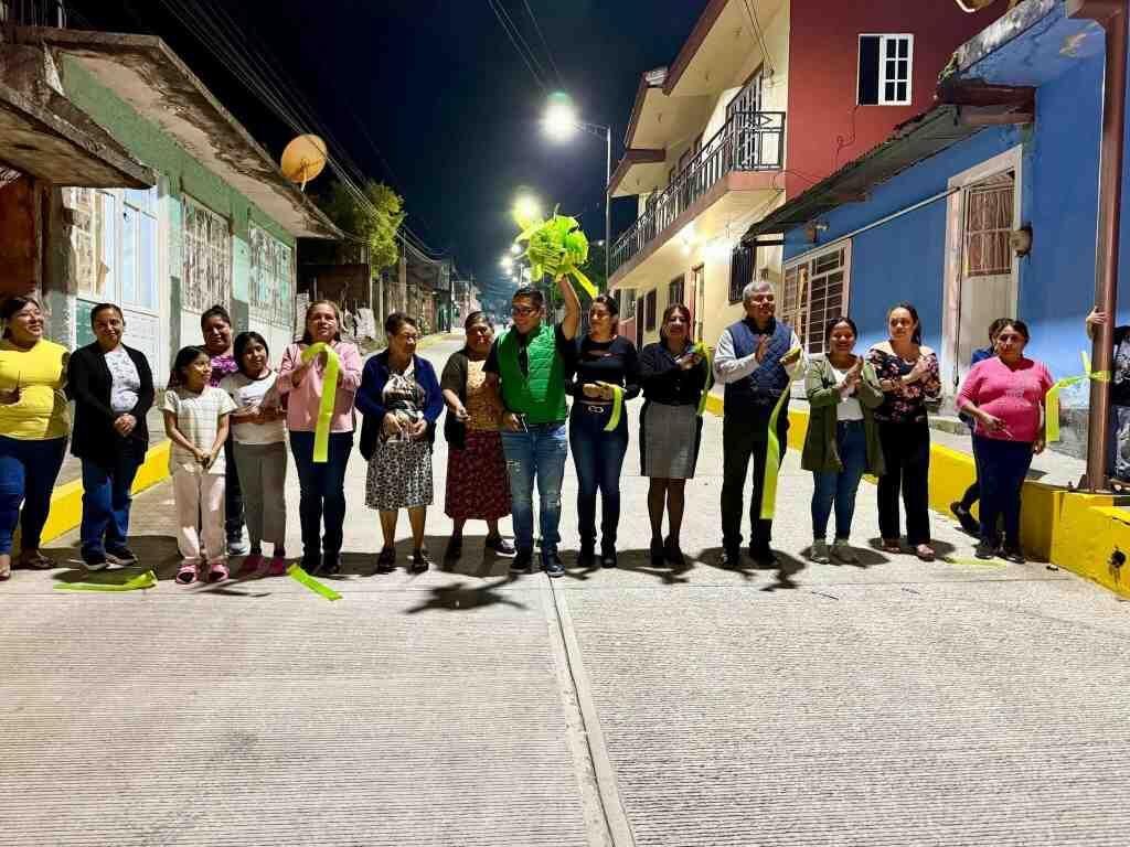 INAUGURA ERNESTO RUIZ PAVIMENTACIÓN EN TLACAMA