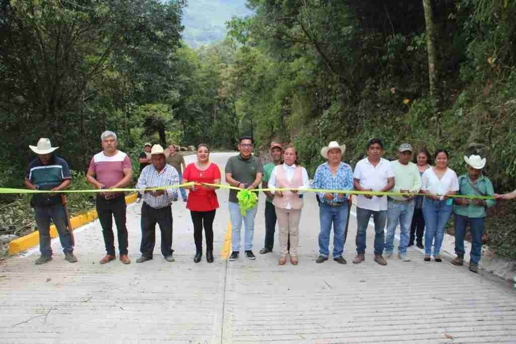 PAVIMENTAN CAMINO EN TETLA