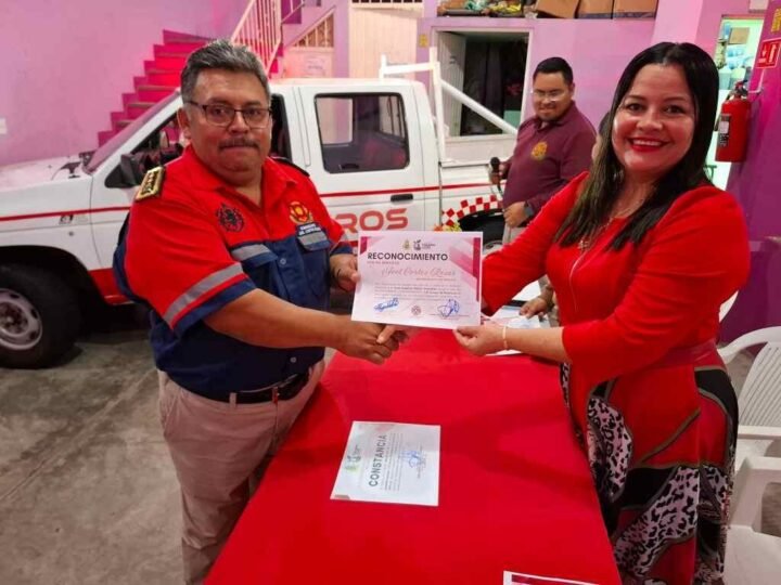 DONAN VEHÍCULO A BOMBEROS DE IXHUATLÁN