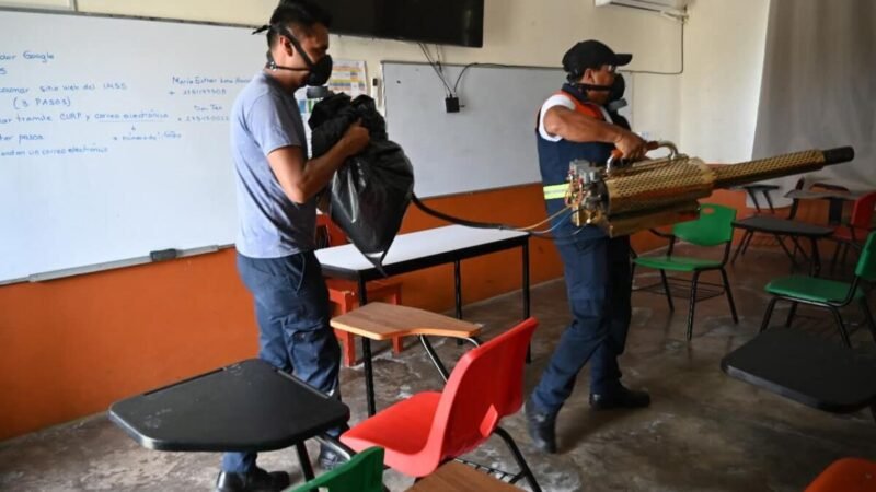 EMPRENDEN JORNADA DE FUMIGACIÓN EN ESCUELAS DE TOMATLÁN