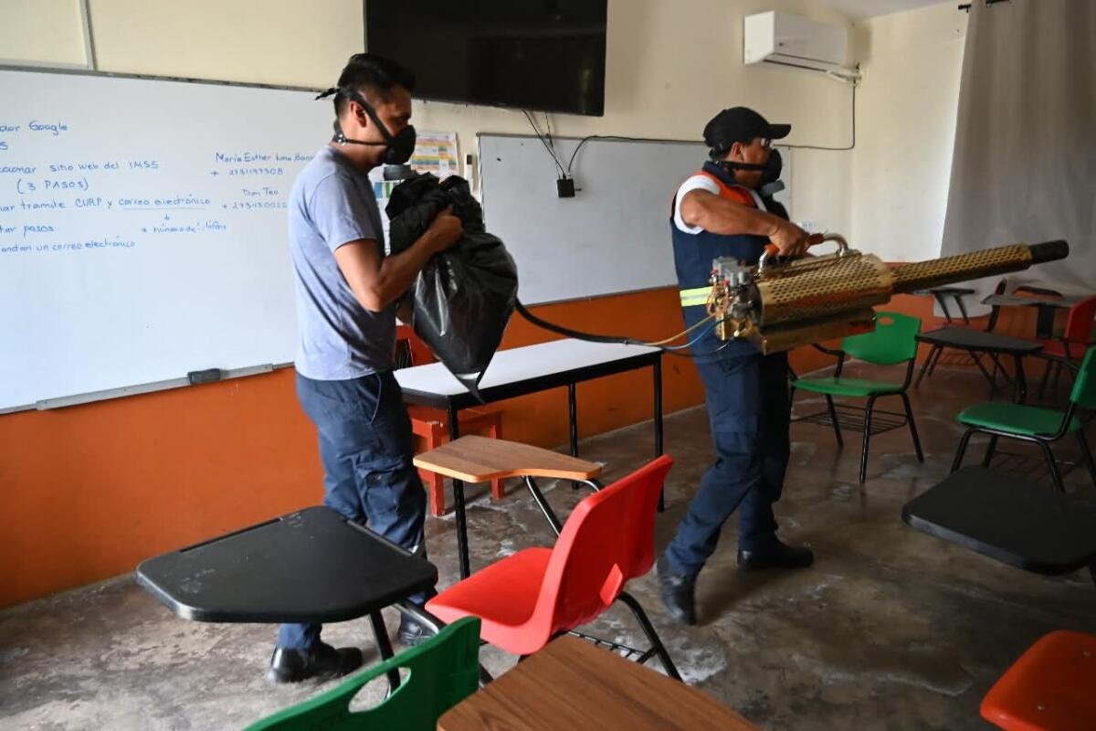 EMPRENDEN JORNADA DE FUMIGACIÓN EN ESCUELAS DE TOMATLÁN