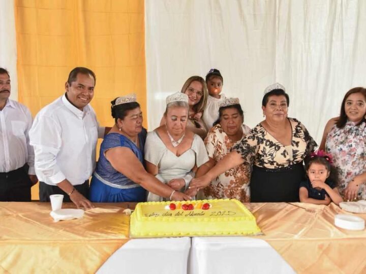 CELEBRAN EN GRANDE EL DÍA DEL ABUELO EN TOMATLÁN