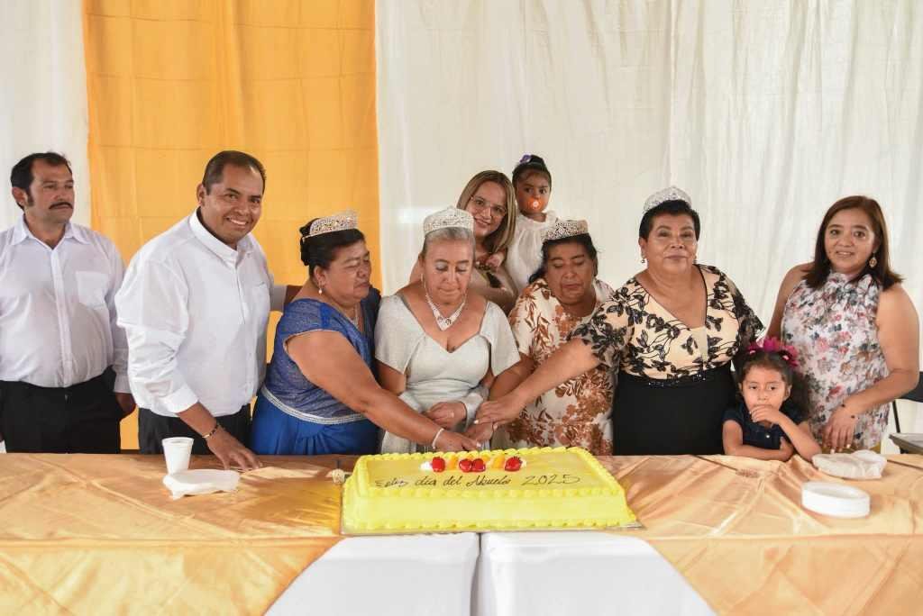 CELEBRAN EN GRANDE EL DÍA DEL ABUELO EN TOMATLÁN