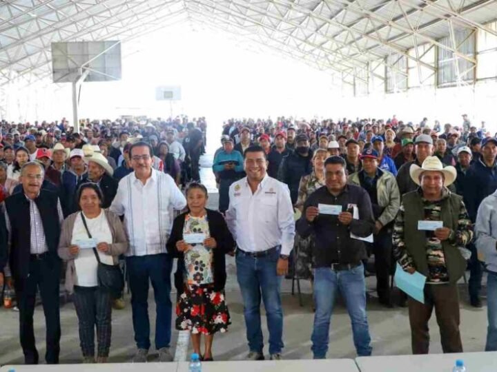 ENTREGAN APOYOS A MAICEROS AFECTADOS POR FENÓMENOS NATURALES