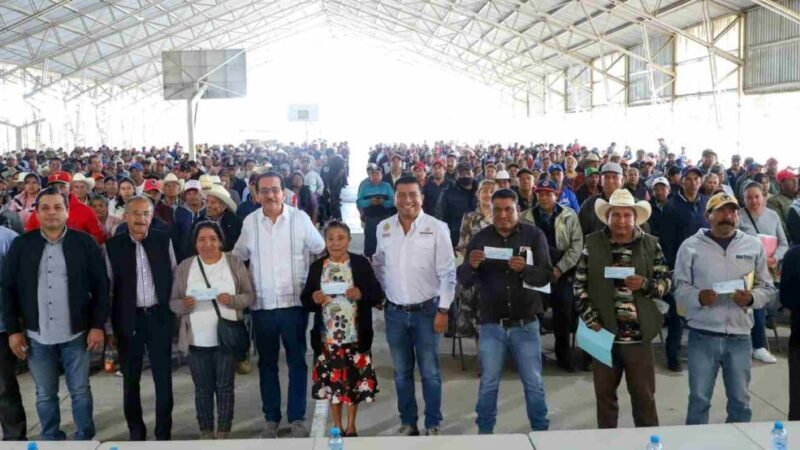 ENTREGAN APOYOS A MAICEROS AFECTADOS POR FENÓMENOS NATURALES