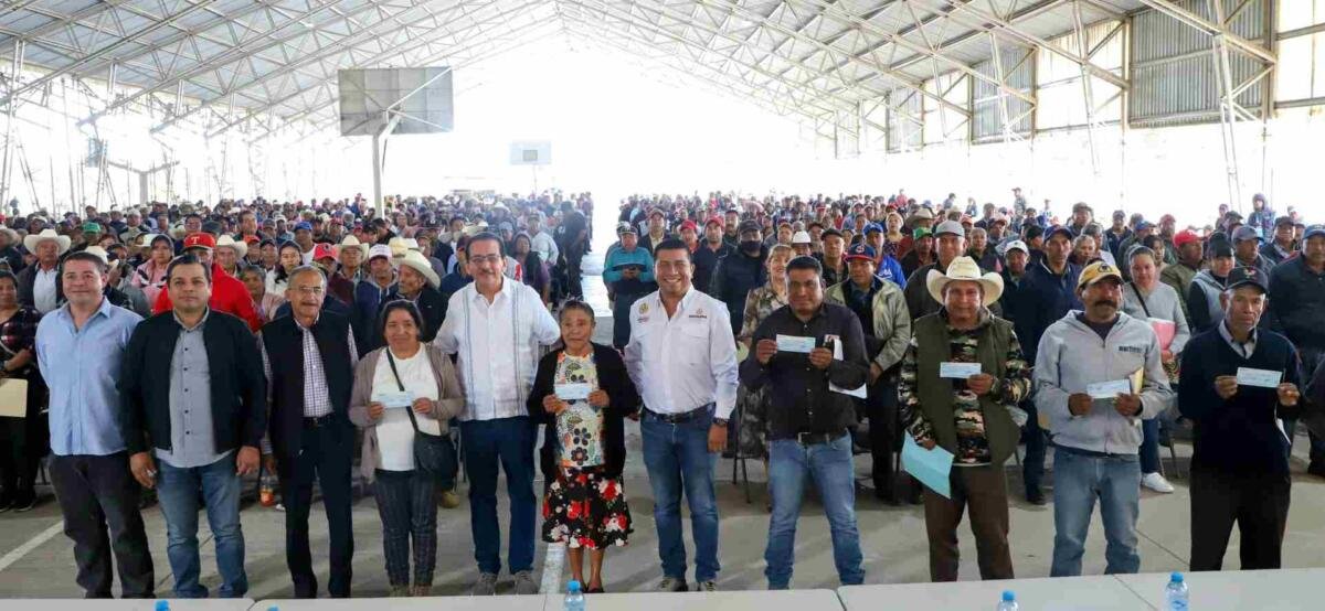 ENTREGAN APOYOS A MAICEROS AFECTADOS POR FENÓMENOS NATURALES