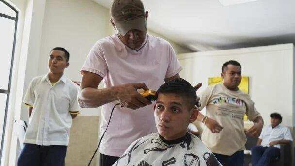 EL SALVADOR APLICA CÓDIGOS DE VESTIMENTA ESTUDIANTIL