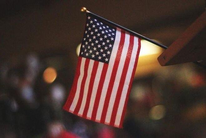 CÁRCEL PARA QUIENES QUIENES QUEMEN LA BANDERA DE ESTADOS UNIDOS