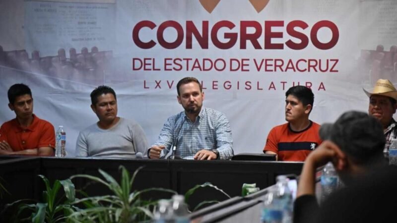 ATIENDE PAUL MARTÍNEZ MARIE A HABITANTES DE ALTOTONGA