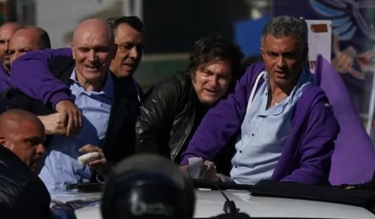 JAVIER MILEI RECIBE ‘PIEDRAZOS’ DURANTE UNA CARAVANA DE CAMPAÑA