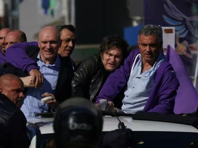 JAVIER MILEI RECIBE ‘PIEDRAZOS’ DURANTE UNA CARAVANA DE CAMPAÑA