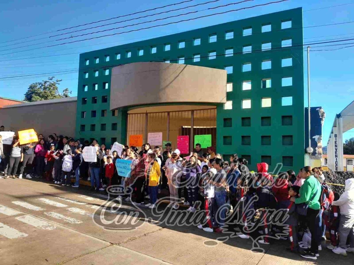 TOMAN PRIMARIA DE ALPATLÁHUAC; EXIGEN MAESTROS