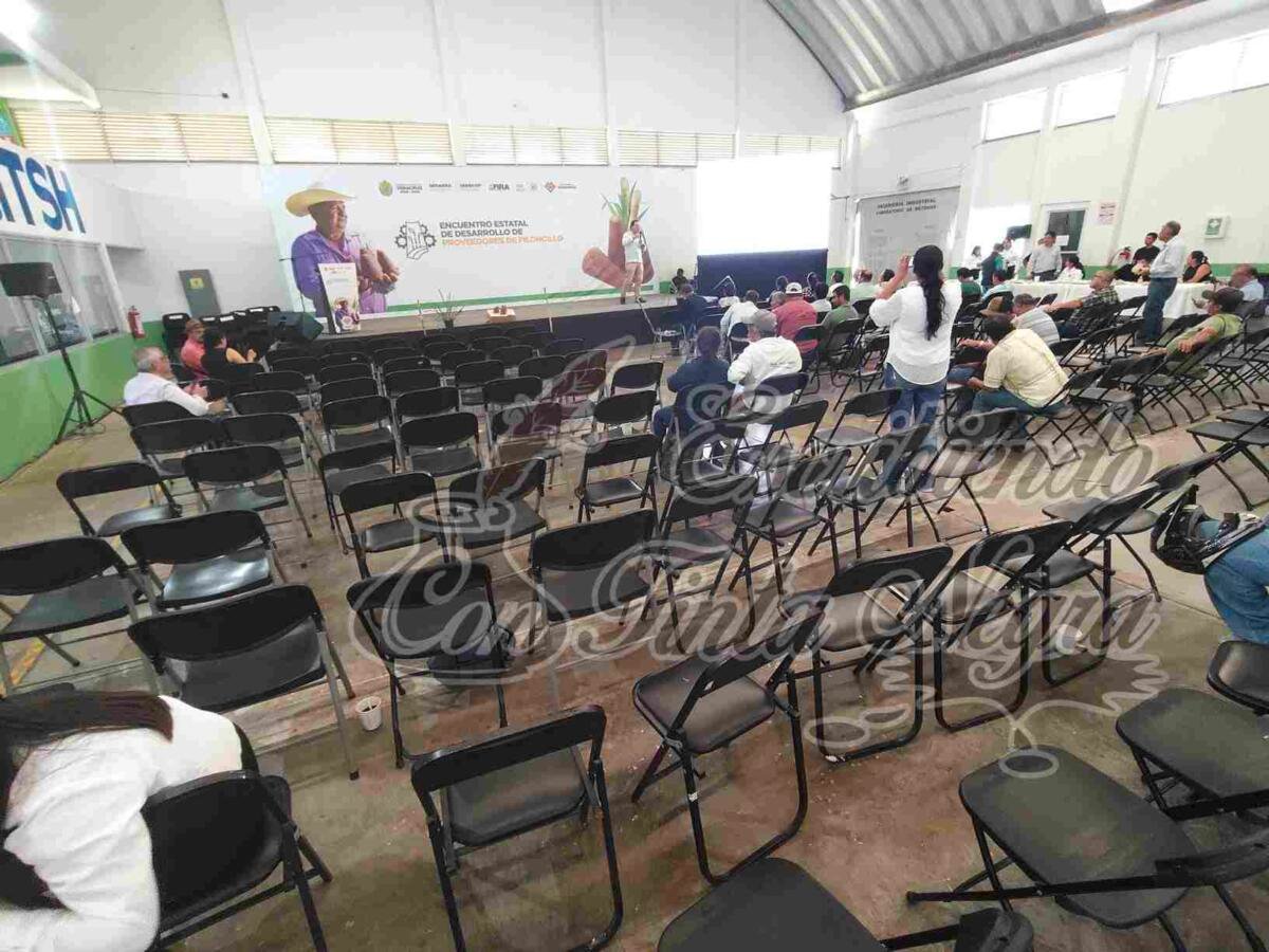 DIRECTOR DEL TEC INFLA CON ALUMNOS EVENTO PARA PILONCILLEROS