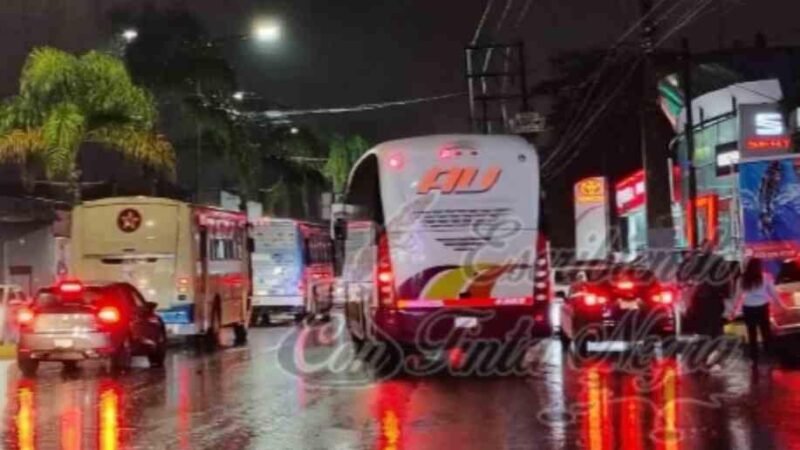 PASAJEROS DE AU SE SALVAN DE SER ASALTADOS