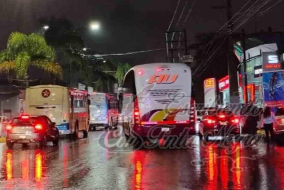 PASAJEROS DE AU SE SALVAN DE SER ASALTADOS