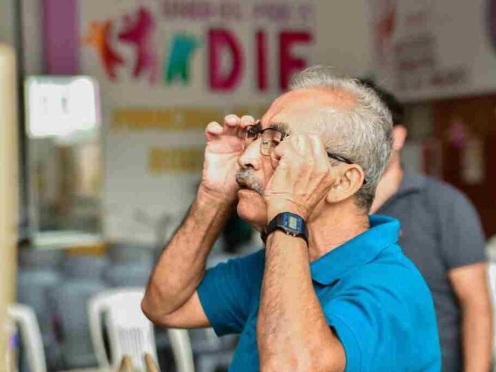 ENTREGA DIF LENTES A HABITANTES DE TOMATLÁN