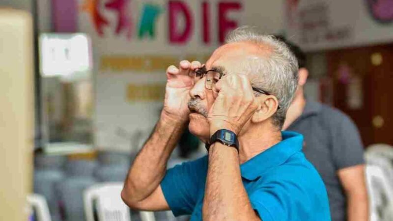 ENTREGA DIF LENTES A HABITANTES DE TOMATLÁN