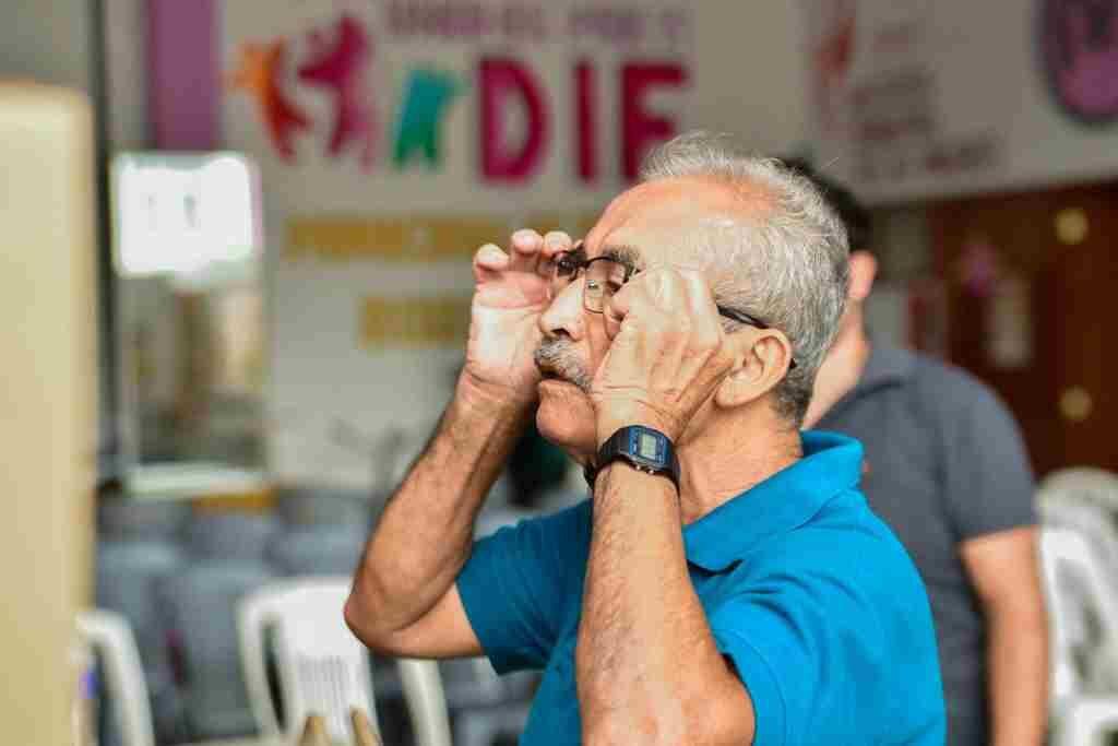 ENTREGA DIF LENTES A HABITANTES DE TOMATLÁN