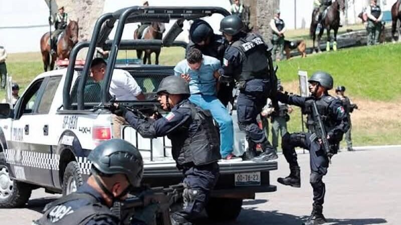 DETIENEN A POLICÍAS ESTATALES; SE LES RELACIONA CON VARIOS CRÍMENES