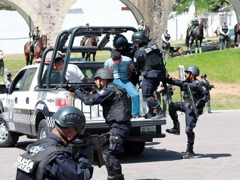 DETIENEN A POLICÍAS ESTATALES; SE LES RELACIONA CON VARIOS CRÍMENES