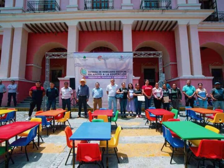 ENTREGA ALCALDE COSCOMATEPEC MOBILIARIO ESCOLAR