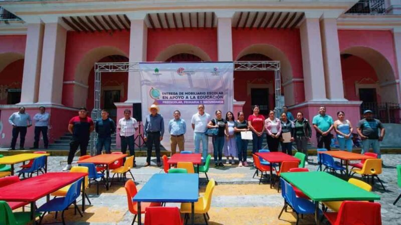 ENTREGA ALCALDE COSCOMATEPEC MOBILIARIO ESCOLAR