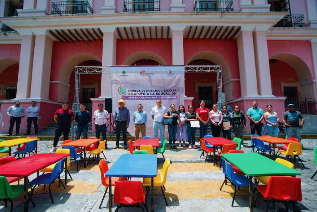 ENTREGA ALCALDE DE COSCOMATEPEC MOBILIARIO ESCOLAR