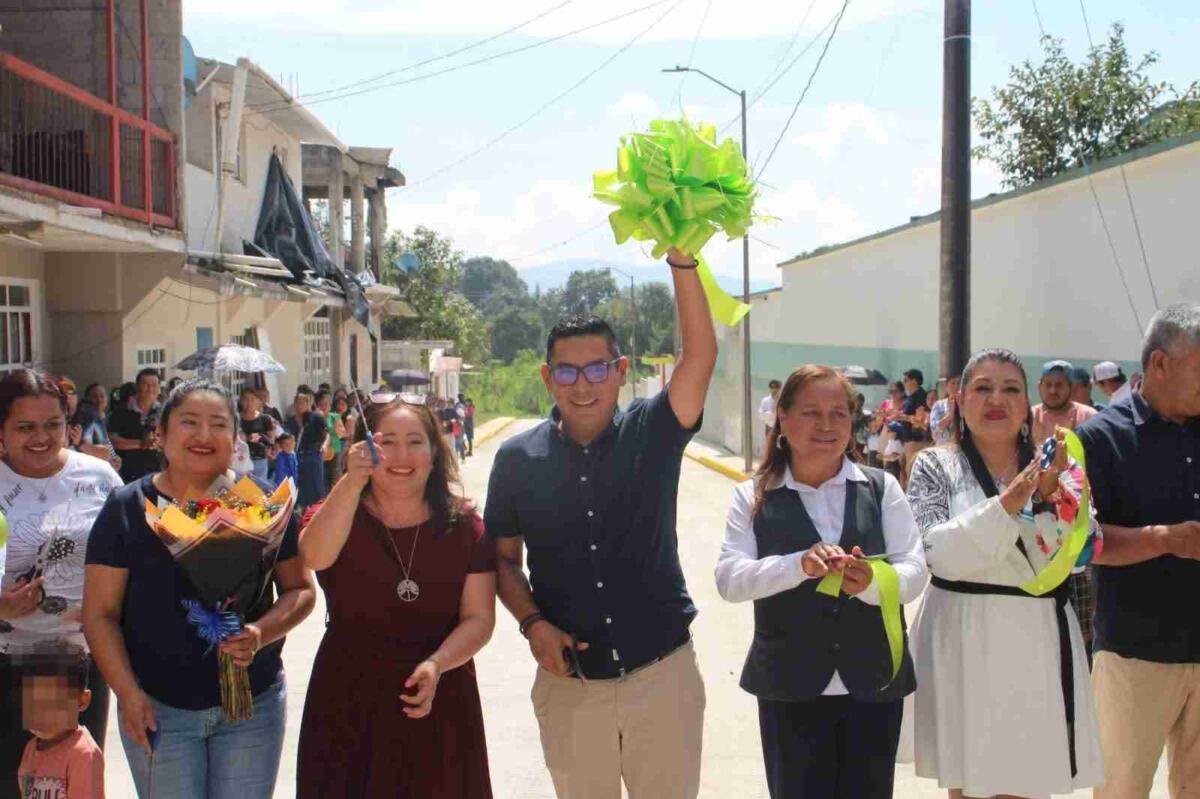 ERNESTO RUIZ INAUGURA PAVIMENTACIÓN