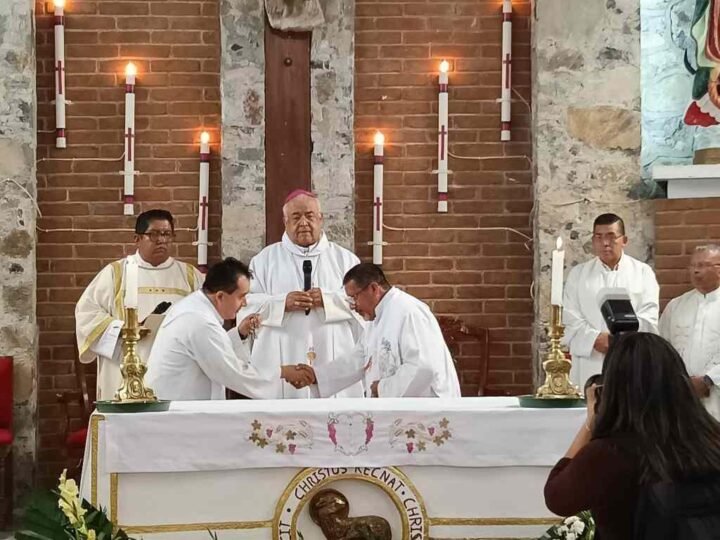 RECIBEN AL PADRE ELISEO EN ALPATLÁHUAC