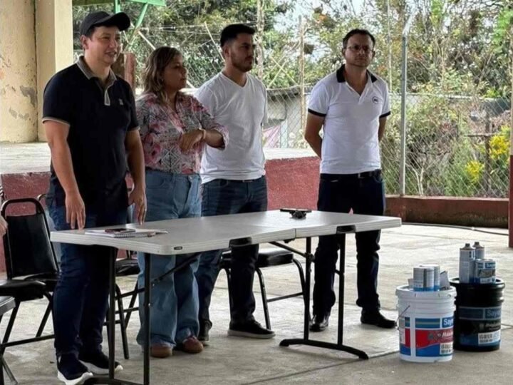 ENTREGA ALCALDE ELECTO APOYOS A ESCUELA DE CRUZ VERDE