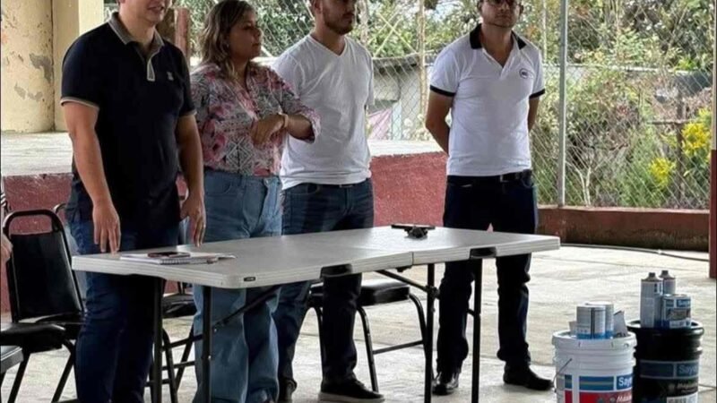 ENTREGA ALCALDE ELECTO APOYOS A ESCUELA DE CRUZ VERDE