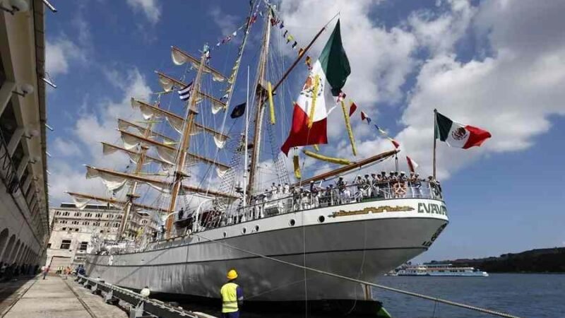 BUQUE ESCUELA CUAUHTÉMOC REANUDA OPERACIONES TRAS CHOCAR CON PUENTE DE BROOKLYN