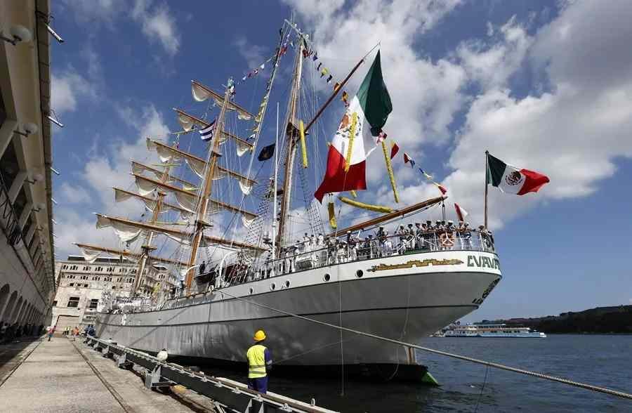 BUQUE ESCUELA CUAUHTÉMOC REANUDA OPERACIONES TRAS CHOCAR CON PUENTE DE BROOKLYN