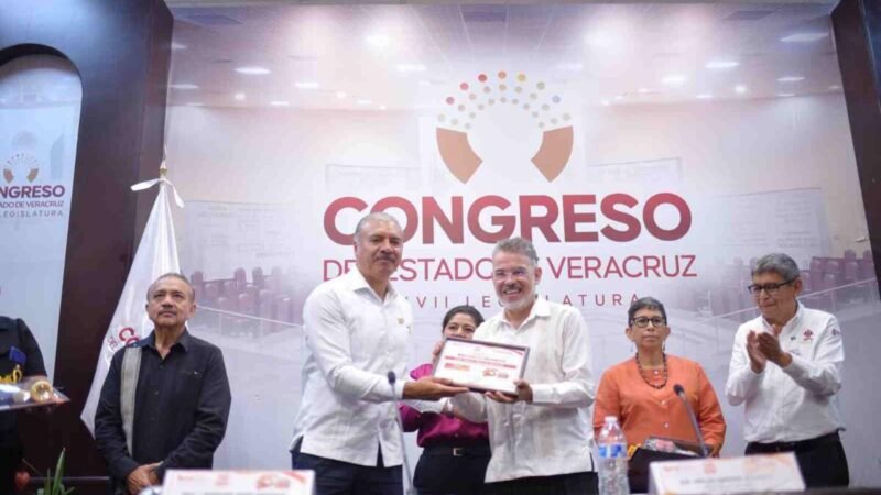 CELEBRA DIPUTADO 45 ANIVERSARIO DE LA UNIVERSIDAD PEDAGÓGICA VERACRUZANA