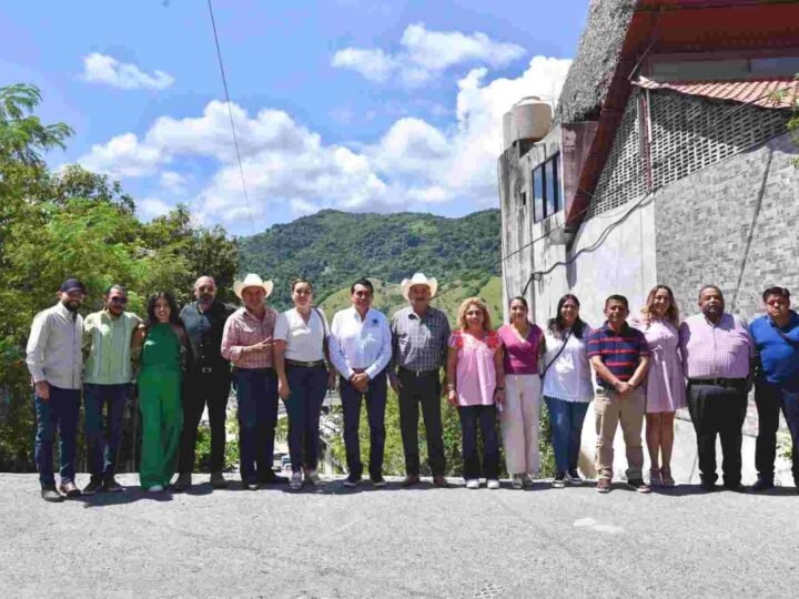 EN EL CONGRESO, ATENCIÓN A TODOS LOS MUNICIPES SIN DISTINCIÓN DE COLORES