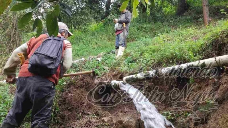 DESLAVES DAÑAN RED DE AGUA EN ALPATLÁHUAC