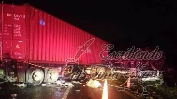 MUERE TRAILERO EN VOLCADURA