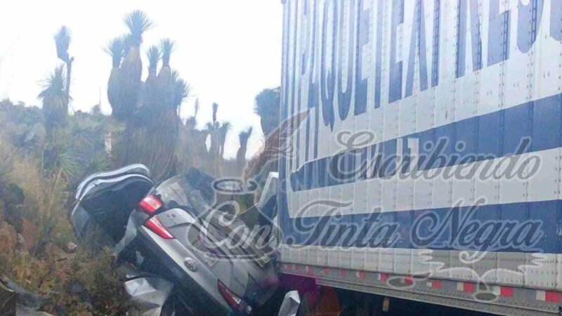 CHOCAN TRÁILER Y AUTO; UNA PERSONA MURIÓ