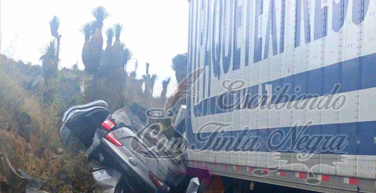 CHOCAN TRÁILER Y AUTO; UNA PERSONA MURIÓ