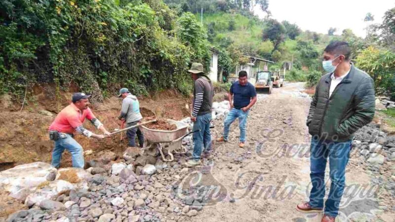 SUPERVISA LEONEL SÁNCHEZ OBRA DE PAVIMENTACIÓN EN ATEOPA
