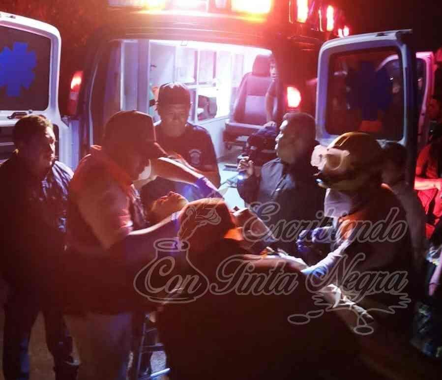 CHOCAN MOTOCICLISTAS CONTRA TAXI