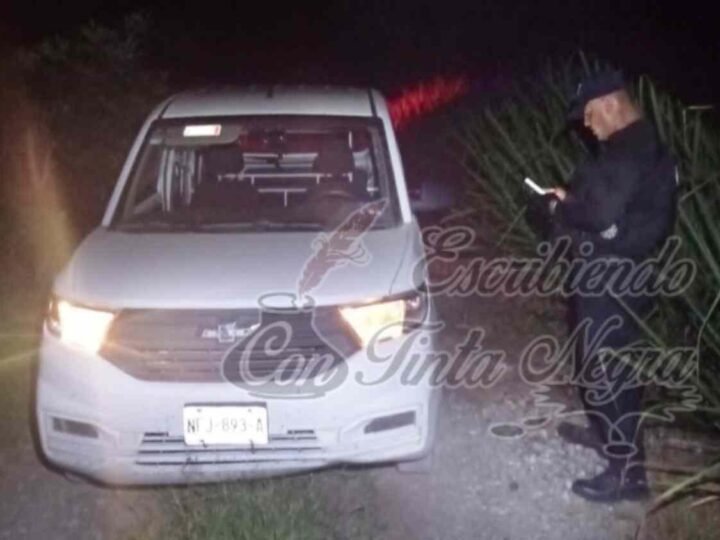 ROBAN CAMIONETA EN BARRANCA DE TOMATLÁN; LO RECUPERAN EN MONTE BLANCO