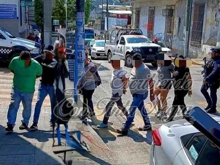 DETIENEN A 5 POLICÍAS DE ATOYAC Y CONCENTRAN AL RESTO EN XALAPA